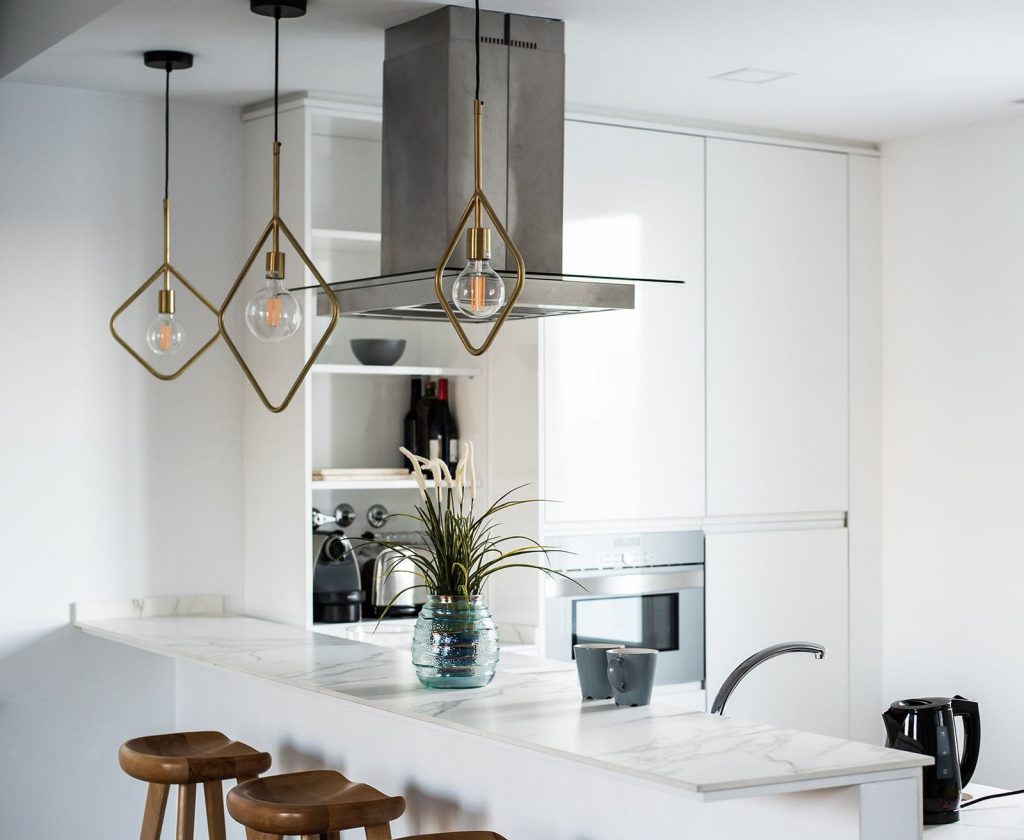 interior-design-house-and-modern-white-kitchen-Z53XFYH-min